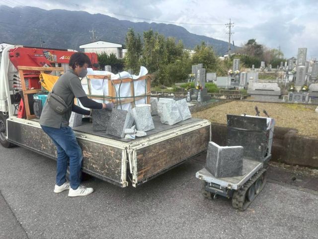 養老町墓地　新しい墓石の建立　③間知石設置